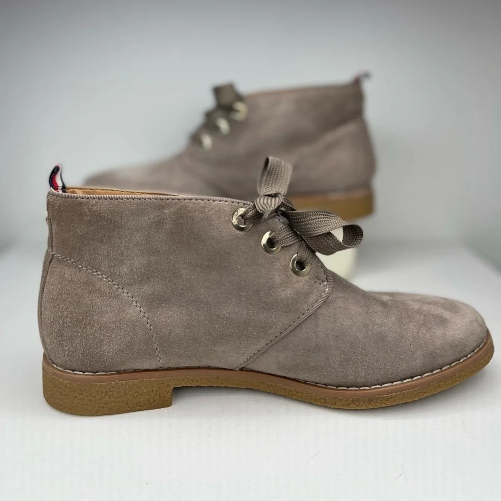 Tommy Hilfiger Taupe Suede Balbina Lace Up Ankle Chukka Casual Boots Size 8.5